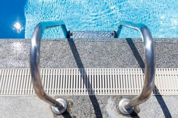 Comment choisir la meilleure échelle pour votre piscine sans se ruiner ?