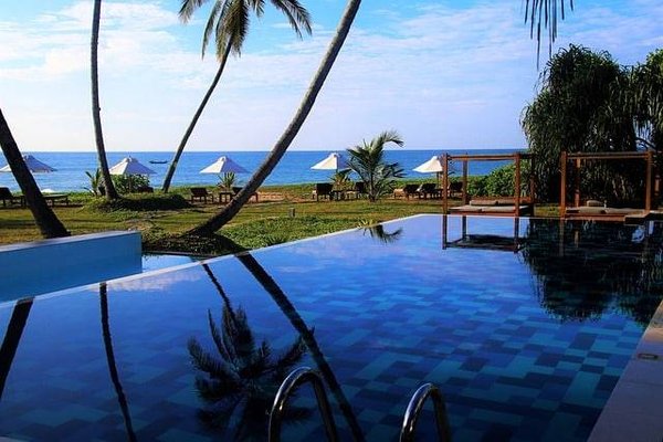 Aménagement de rêve: les incontournables du mobilier extérieur pour votre club piscine