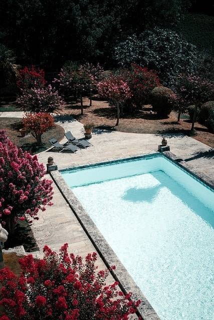 Comparatif 2023 : Quels sont les prix des couvertures solaires de piscines ?