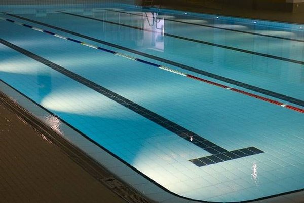 Guide complet pour choisir le meilleur projecteur subaquatique pour votre piscine