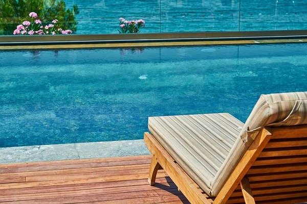 Aménagement réussi : Comment intégrer une piscine avec terrasse en bois dans votre jardin